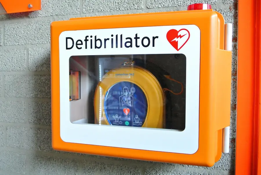 Modena rafforza la rete salvavita: 56 defibrillatori distribuiti in città