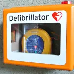 Modena rafforza la rete salvavita: 56 defibrillatori distribuiti in città