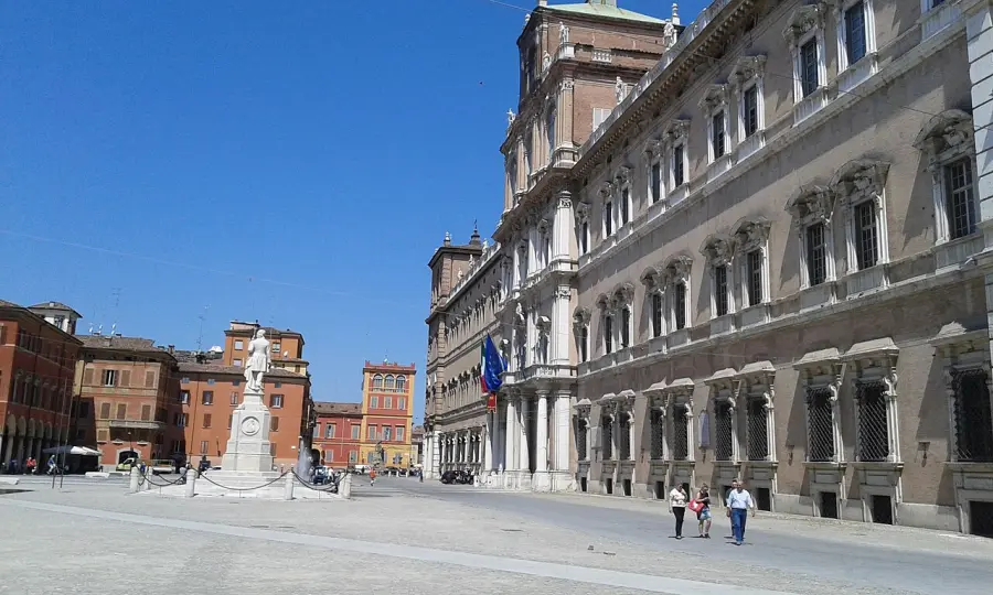 Modena celebra  i40 anni di AVO: fontane illuminate e omaggio al volontariato ospedaliero