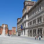 Modena celebra  i40 anni di AVO: fontane illuminate e omaggio al volontariato ospedaliero