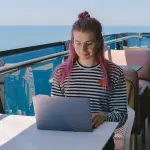 Combinare viaggio e smart working: come organizzarsi senza perdere equilibrio