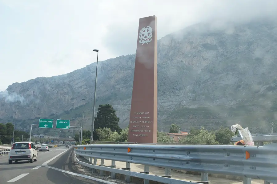 Da Capaci a Modena, l’olio della memoria consegnato all’Arcivescovo come segno di impegno civile