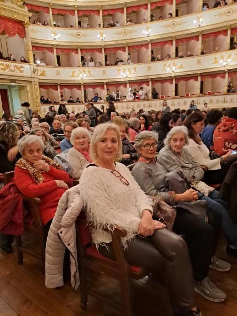 Modena, l’opera diventa inclusiva: oltre 300 anziani a teatro con il progetto del Comune