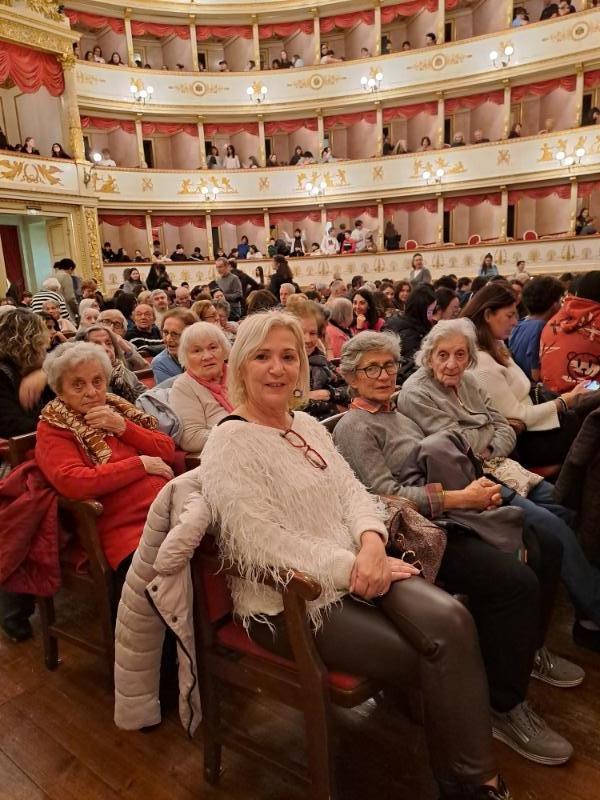 Modena, l’opera diventa inclusiva: oltre 300 anziani a teatro con il progetto del Comune