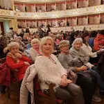 Modena, l’opera diventa inclusiva: oltre 300 anziani a teatro con il progetto del Comune