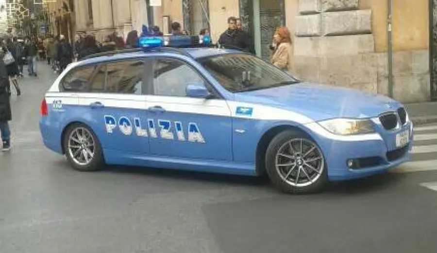 Modena, 22enne arrestato dopo minacce agli agenti con un ramo