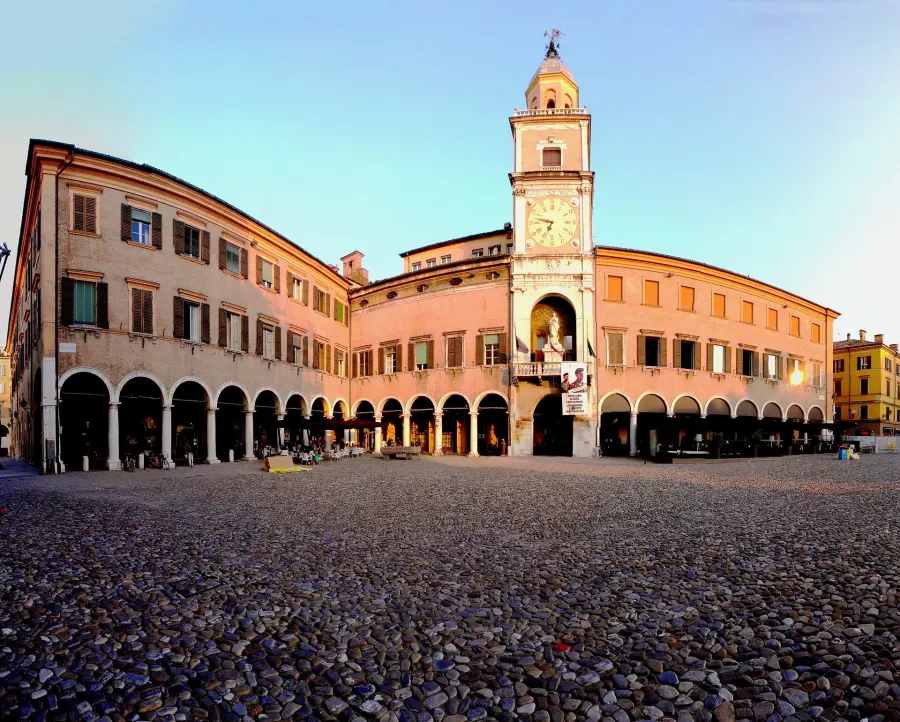 Modena, stendardo Cri in Municipio e fontana rossa