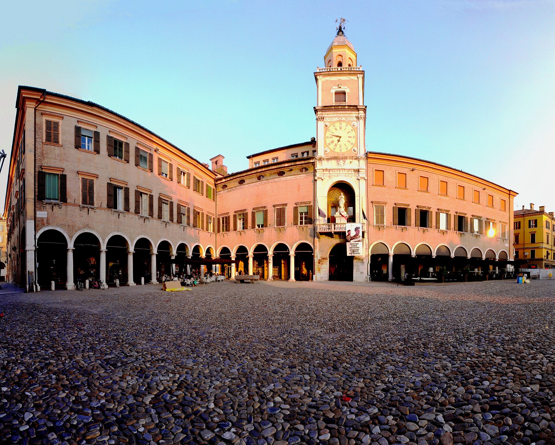 Modena, stendardo Cri in Municipio e fontana rossa