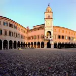 Modena, stendardo Cri in Municipio e fontana rossa
