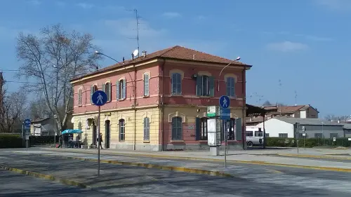 Mirandola, fugge dalla Polizia e finisce contro escavatore