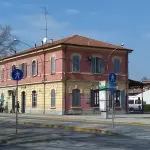 Mirandola, fugge dalla Polizia e finisce contro escavatore