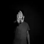 Modena aderisce alla campagna “Stop alle bombe sui civili”: fontana del Graziosi illuminata di blu